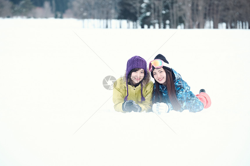 女学生下雪户外玩耍图片