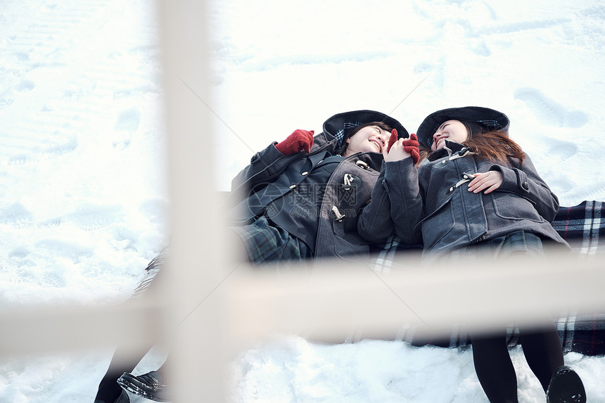 青少年户外女生高中女孩在多雪的图片