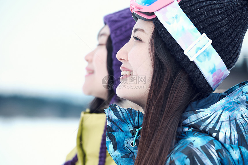 二十多岁肖像快乐滑雪胜地的女人图片