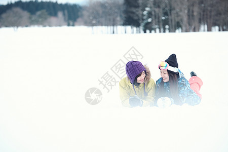 学生肖像交谈滑雪胜地的女人图片