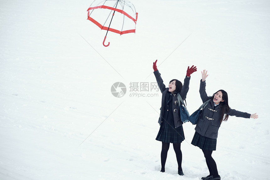 女学生下雪户外玩耍图片