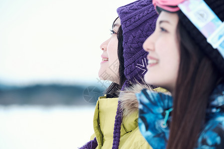 室外毕业旅行愉快滑雪胜地的女人图片