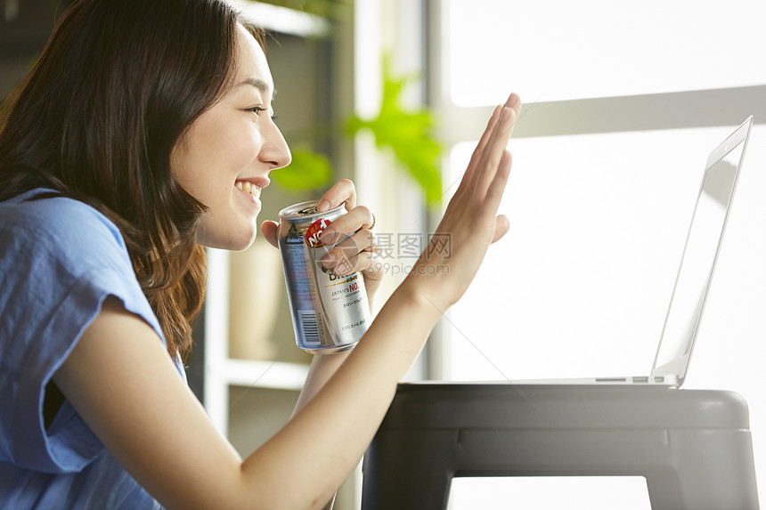 女生饮食女孩女人在一个房间里喝酒图片