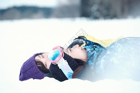 大学生年轻人同学滑雪胜地的女人图片