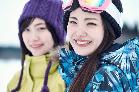旅行者滑雪板下雪的滑雪胜地的女人图片