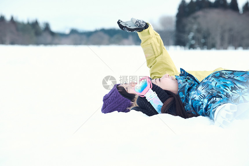 人类女孩仰视滑雪胜地的女人图片