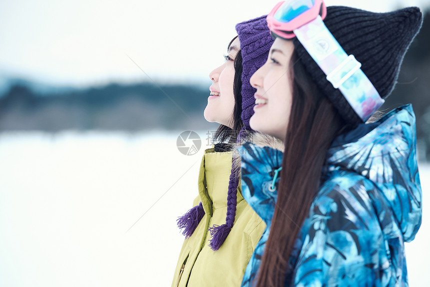 协会成员笑脸旅行滑雪胜地的女人图片