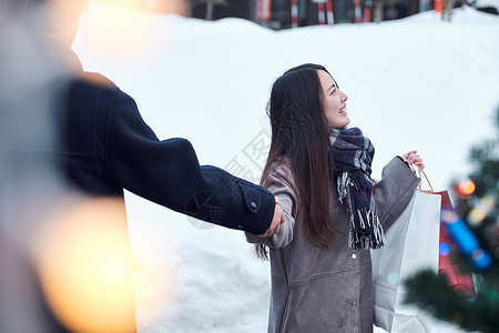 男子闪闪发光的留白一对夫妇做约会图片