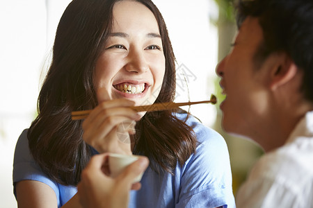 瘦身下酒小吃女生在房间里喝酒的男人和女人背景图片