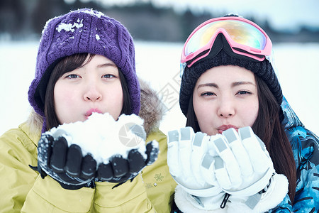 亚洲人人类滑雪服滑雪胜地的女人图片