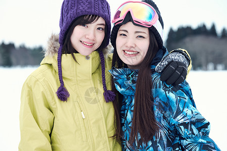 毕业旅行二十几岁笑脸滑雪胜地的女人图片