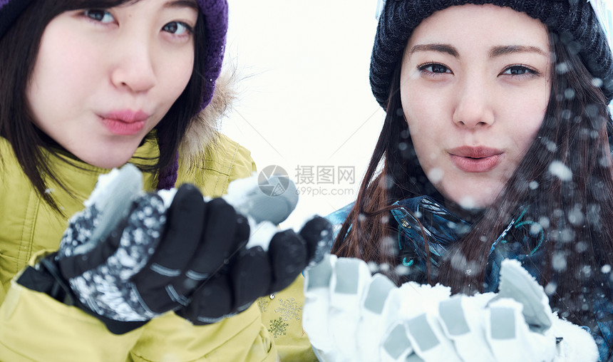 学生带来遵守滑雪胜地的女人图片