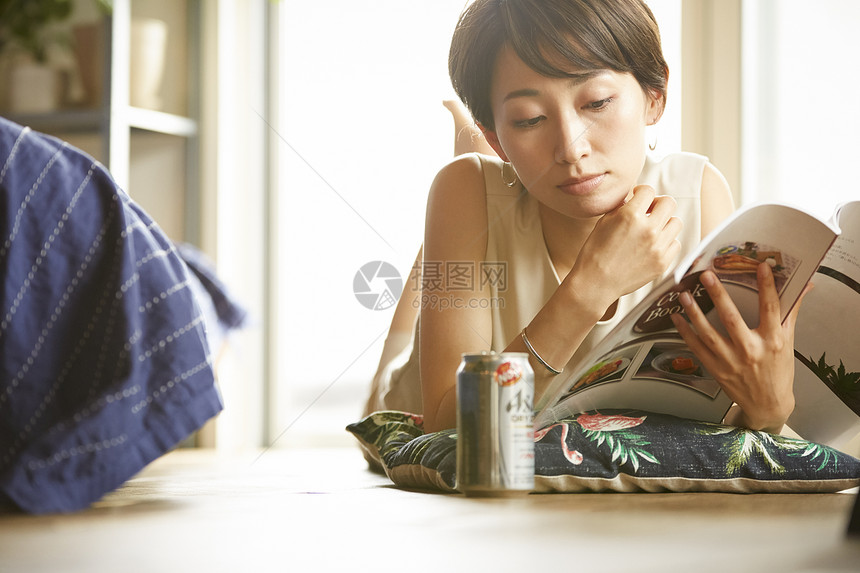 坐假日女孩女人在一个房间里喝酒图片