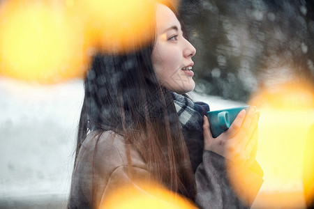 浅闪闪发光的下雪的享受在雪的妇女茶时间图片