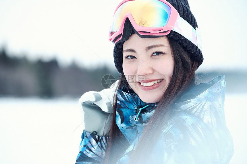 室外笑脸亚洲滑雪胜地的女人图片