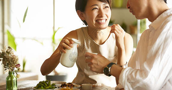 二十几岁双人假日在房间里喝酒的男人和女人图片