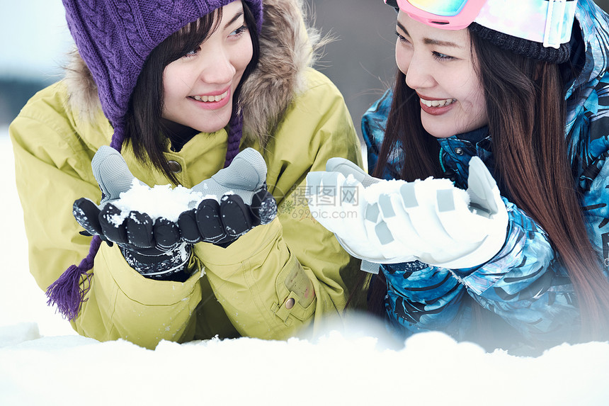 享受青年协会成员滑雪胜地的女人图片