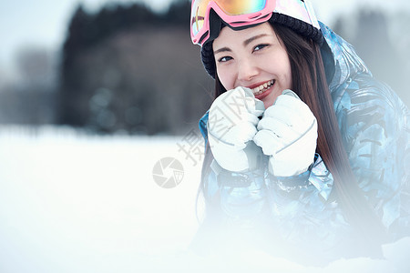青春有趣胸像滑雪胜地的女人图片