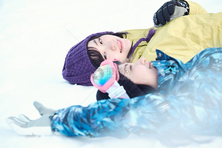 亚洲人伙伴青少年滑雪胜地的女人图片