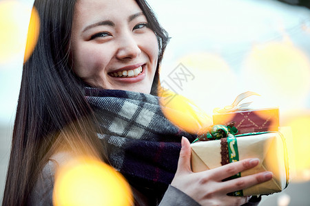 日本人青少年雪国有礼物的女人图片