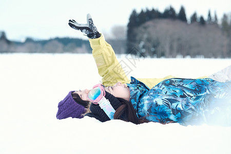 躺在雪地上的年轻人图片