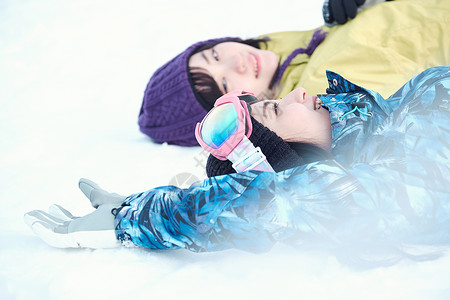 躺在雪地上的滑雪旅行者图片