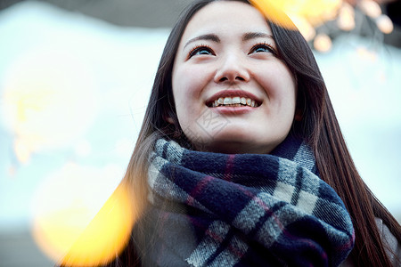 灯饰人类冬站立在雪的妇女图片