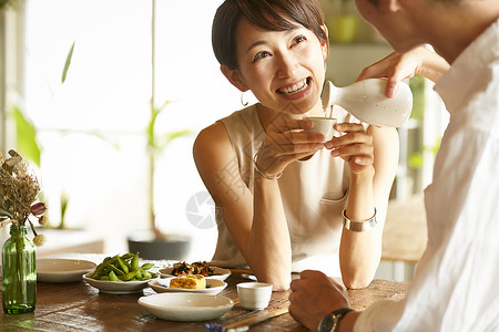 双人清酒酒杯政党在房间里喝酒的男人和女人图片