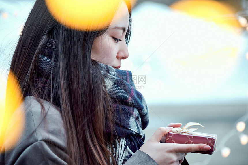 闪烁横梁半身照有礼物的女人图片