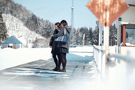 看见户外高中女生高中女孩在多雪的图片