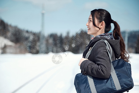 火车站制服等高中女孩在多雪的图片