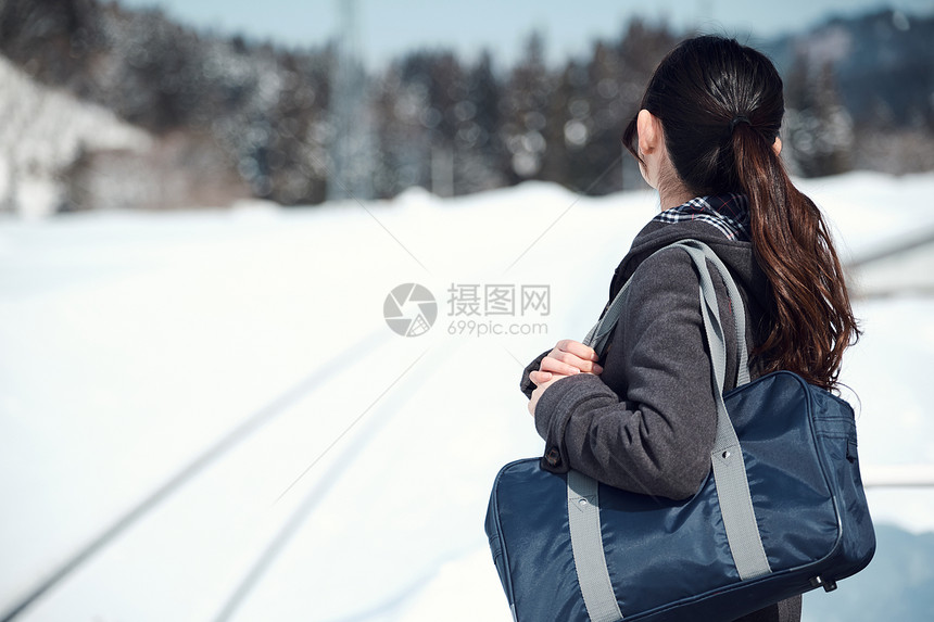 精美边路留白高中女孩在多雪的图片