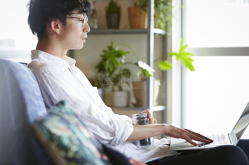 生活操作搜寻男人在房间里喝酒图片