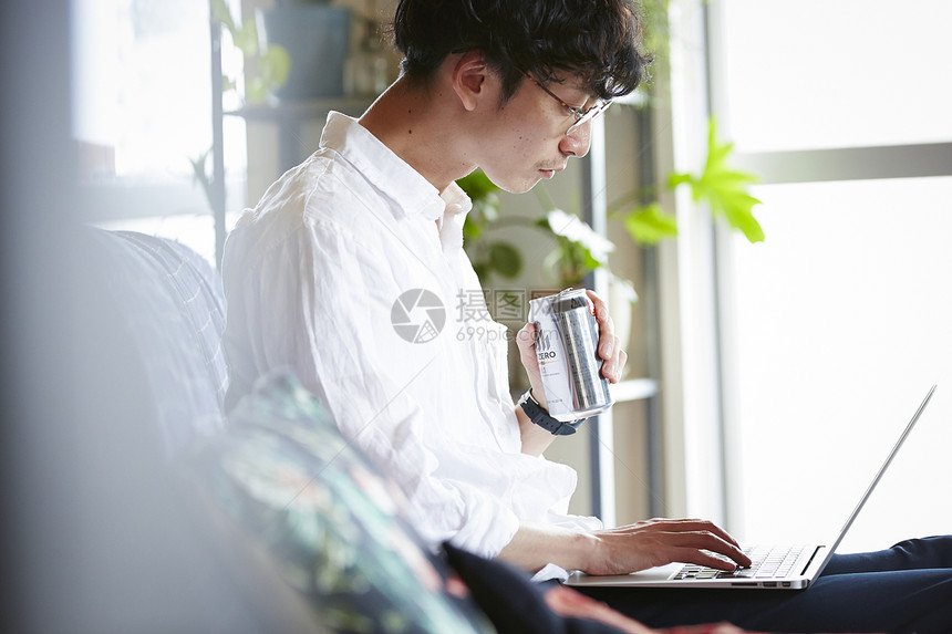 晴朗白天边路男人在房间里喝酒图片