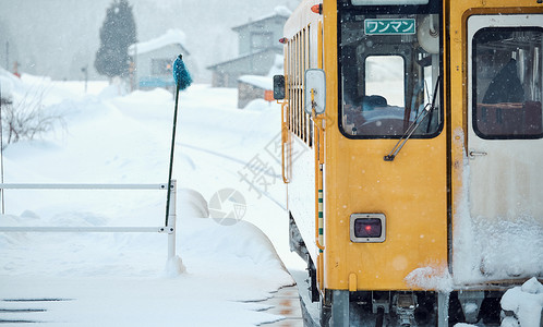 早晨跑道留白雪列车图片