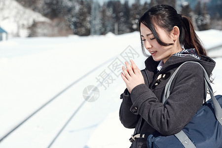 亚洲人女生车站高中女孩在多雪的图片