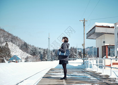 女学生车站等车图片