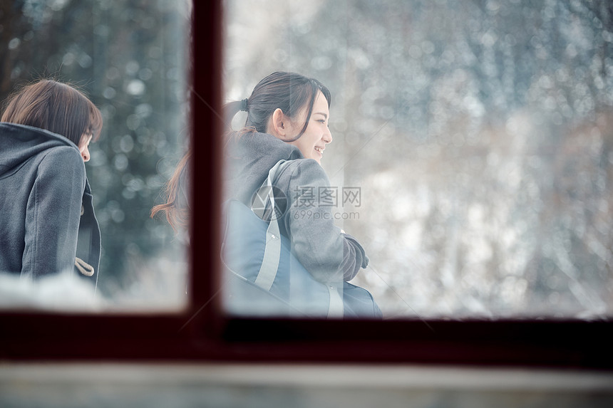 通勤上学冬空白部分高中女孩在多雪的图片