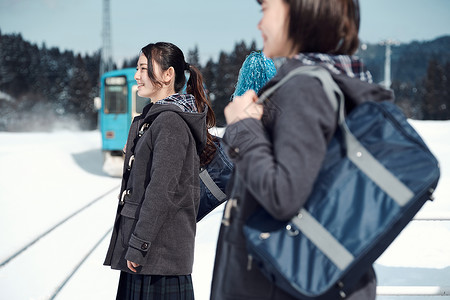 亲密朋友青春学校通勤高中女孩在多雪的图片