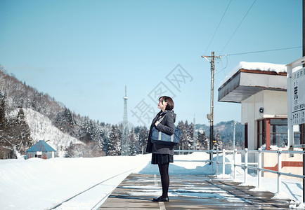 非都会区亚洲人青少年高中女孩在多雪的图片