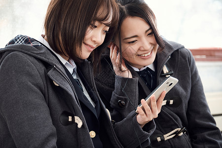 亚洲人微笑年轻人高中女孩在多雪的图片