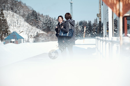 少女高中生放学高中女孩在多雪的图片