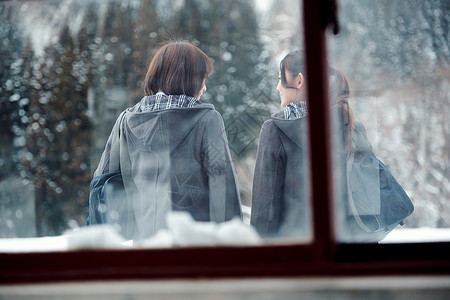 窗上半身年轻的女孩高中女孩在多雪的图片