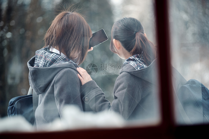 穿JK制服逛雪山的年轻女孩图片