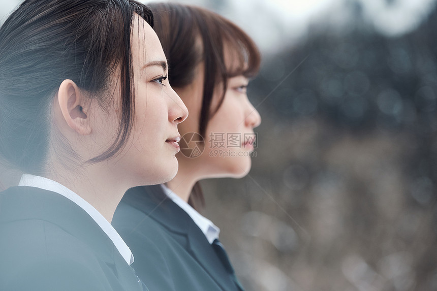 穿JK制服逛雪山的年轻女孩图片