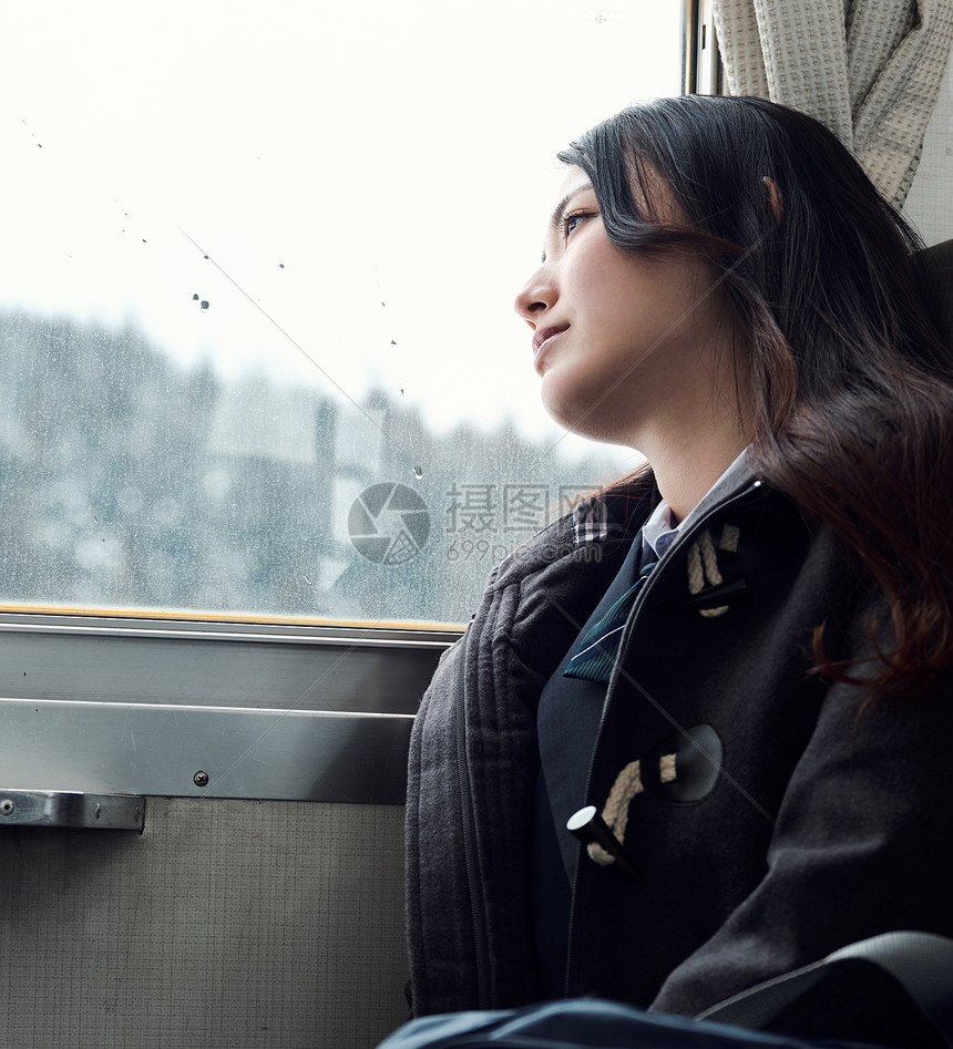 坐在缆车里的JK制服女孩图片