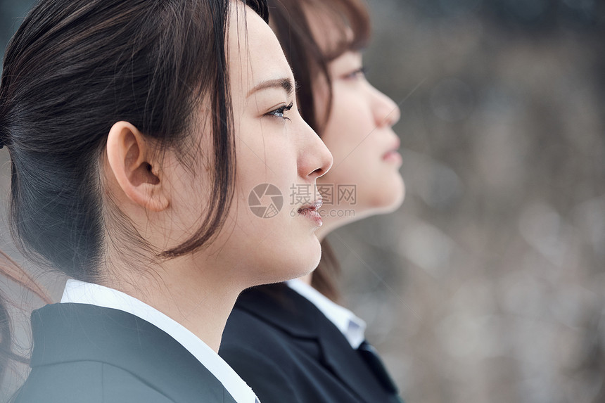 穿JK制服逛雪山的年轻女孩图片