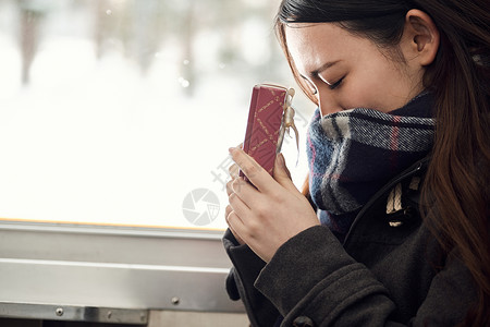 手拿礼物低头沉思的JK制服女孩图片