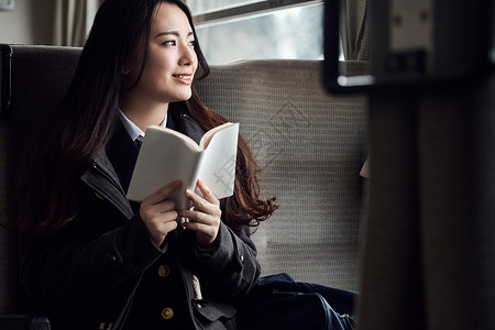 遵守书籍一人采取火车的高中女孩图片