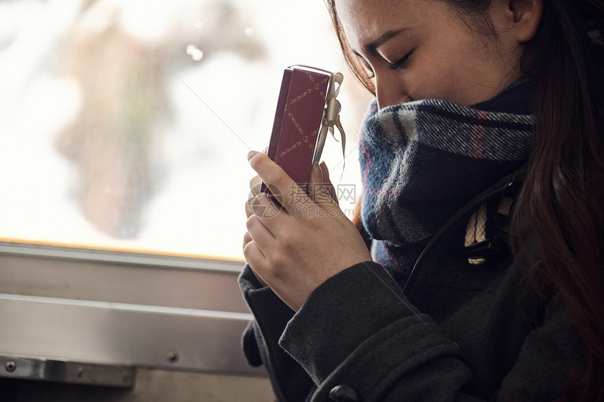 肖像下雪的乔科省采取火车的高中女孩图片